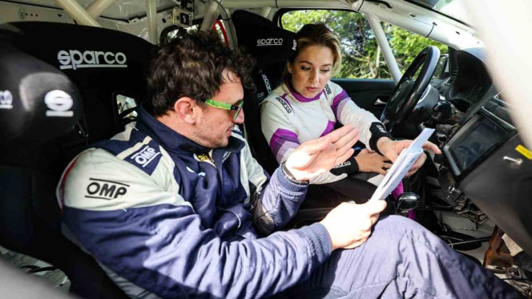 Bir eli direksiyonda, diğer eli gaz ve frende: Kübra rüzgarla yarışıyor! 16